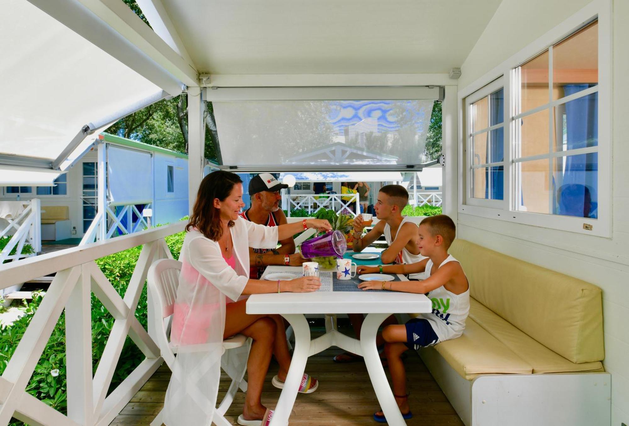 Isamar Holiday Village Ca Lino 外观 照片 Family at a table