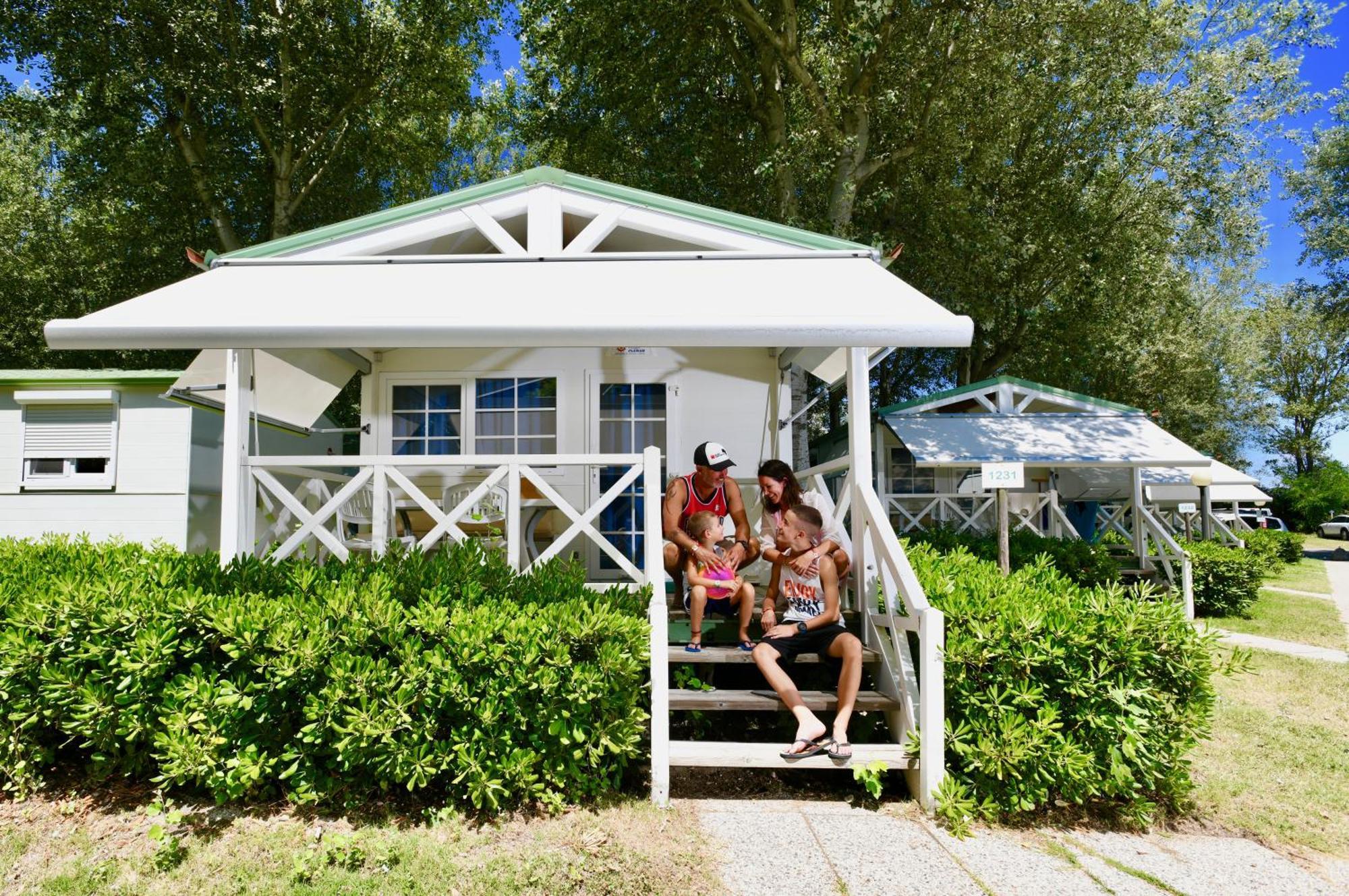 Isamar Holiday Village Ca Lino 客房 照片 A family at a mobile home in a campsite